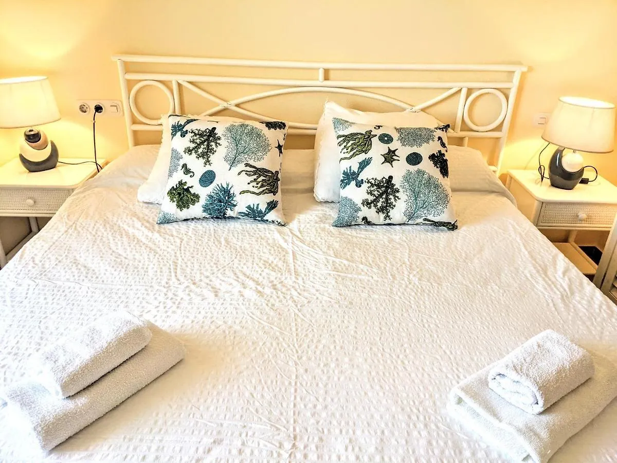 סנט אנטוני דה קלנג'ה Beachfront Palamos Apartment  סנט אנטוני דה קלנג'ה